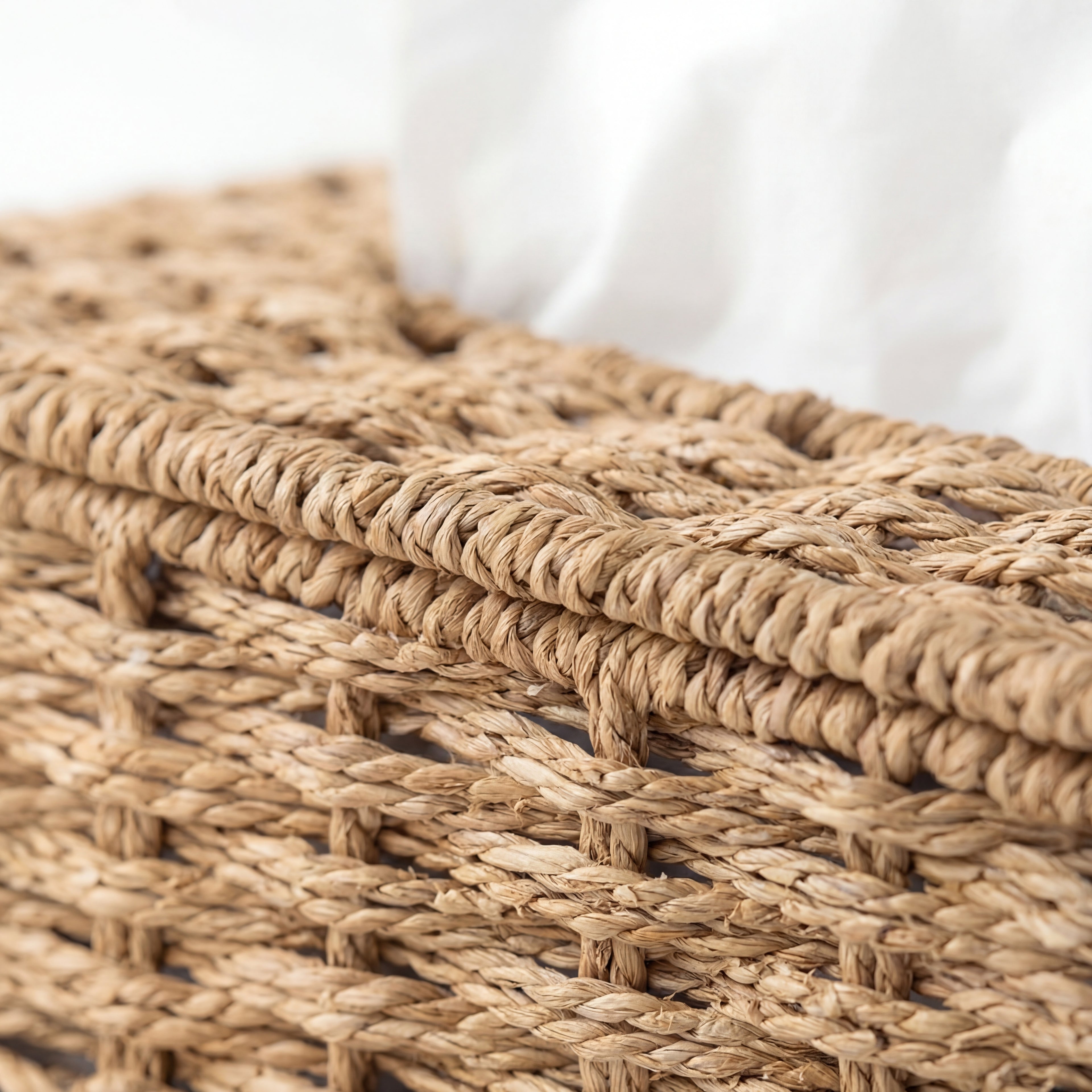 Detaljer av rattan flettet papirholder.