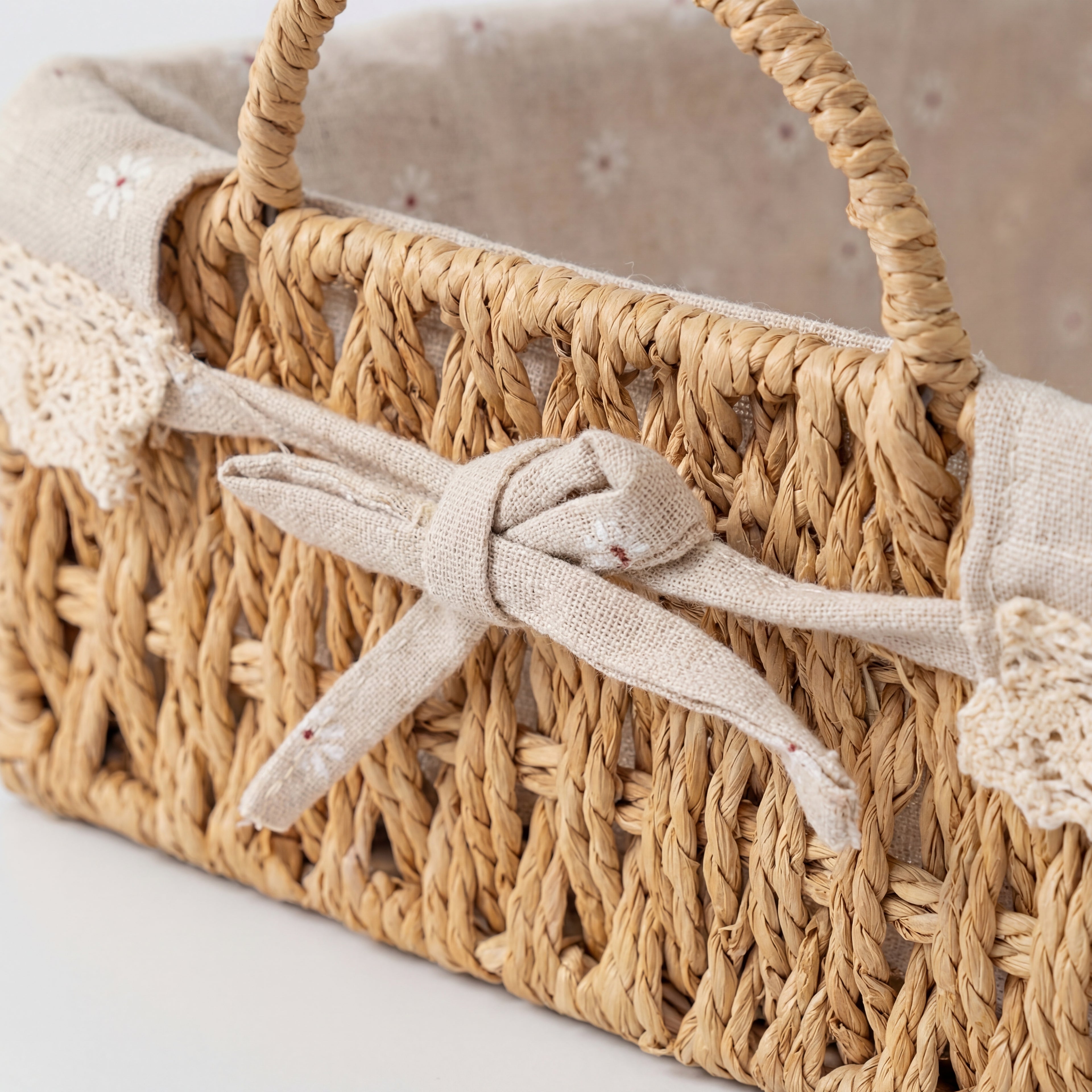 Fin liten basket i jute i et hvitt studio detaljer.