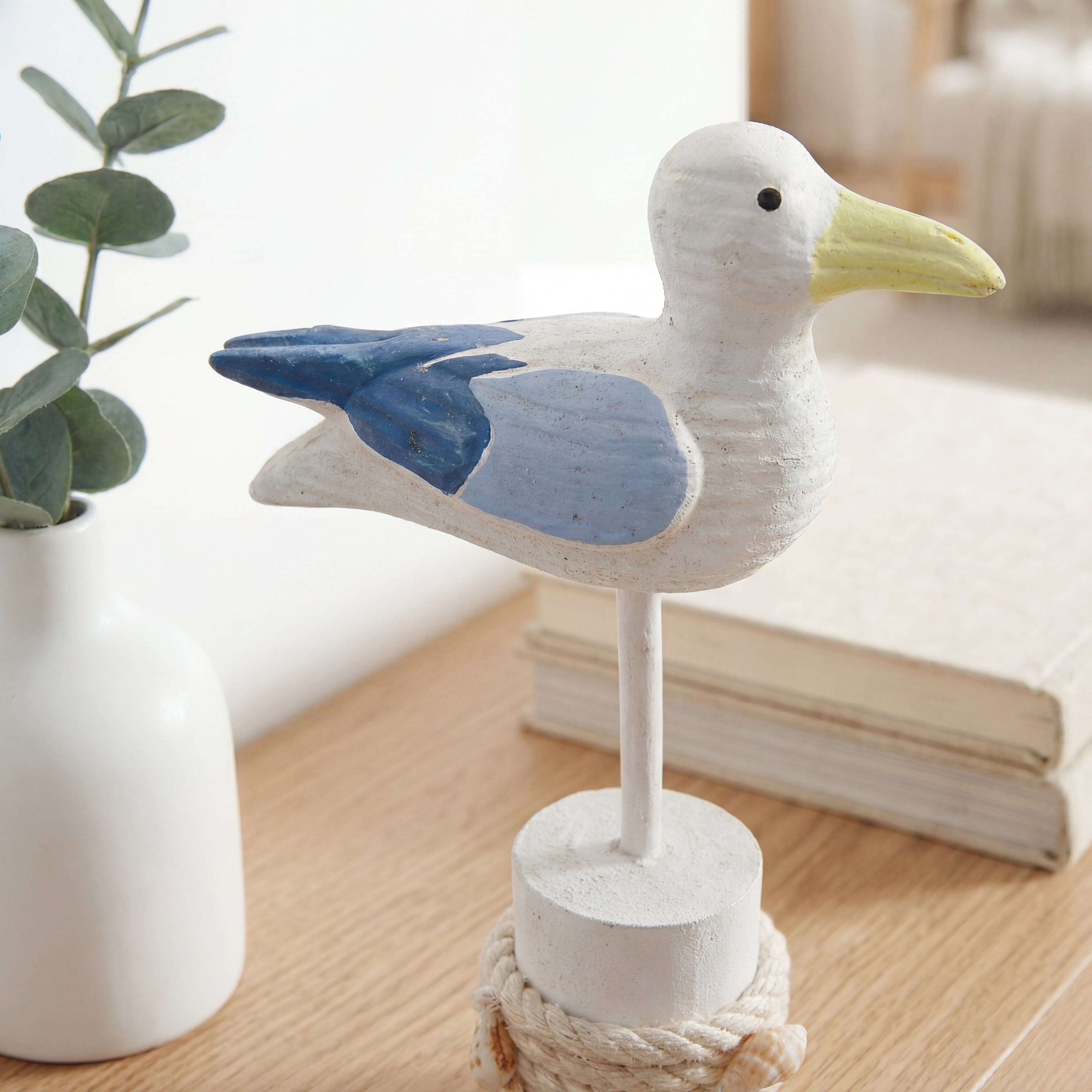 Liten fugle statue fin til sommeren i en fin stue. 