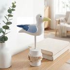 Liten fugle statue fin til sommeren i en koselig stue. 