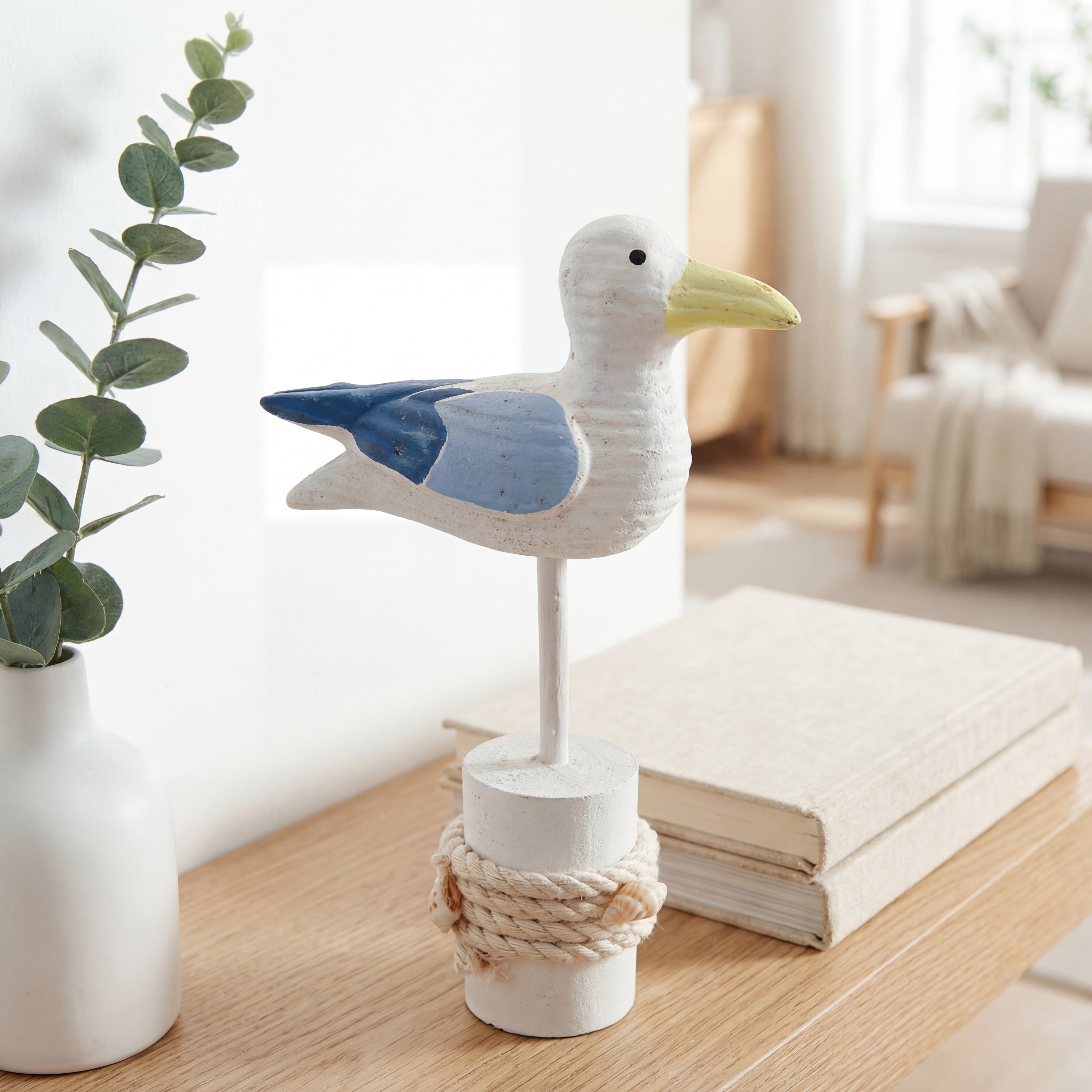 Liten fugle statue fin til sommeren i en koselig stue. 