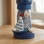 Søt liten fyrtårn siluett detaljer med seilebåt. Håndlaget. 