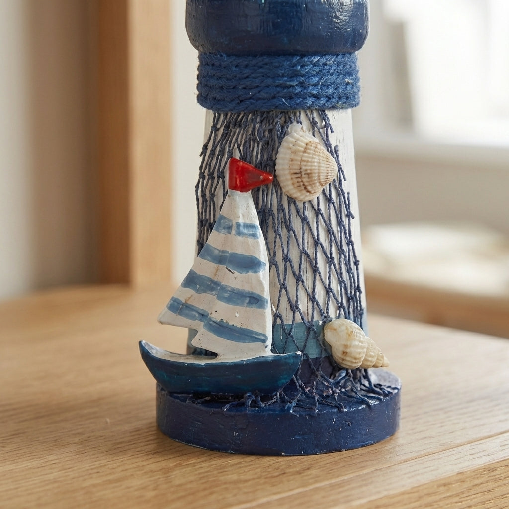 Søt liten fyrtårn siluett detaljer med seilebåt. Håndlaget. 