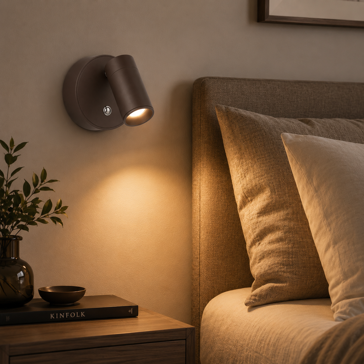Brun vegglampe med magnet i et fint koselig soverom. 