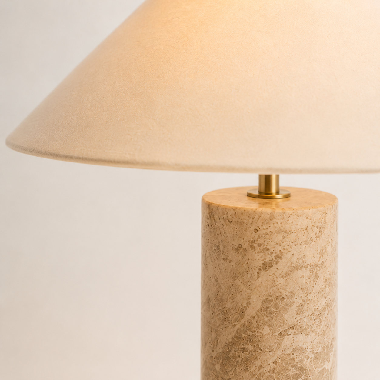 Detaljer av marmor lampe i et hvitt studio. 
