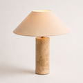 Marmor steinlampe i et hvitt studio.