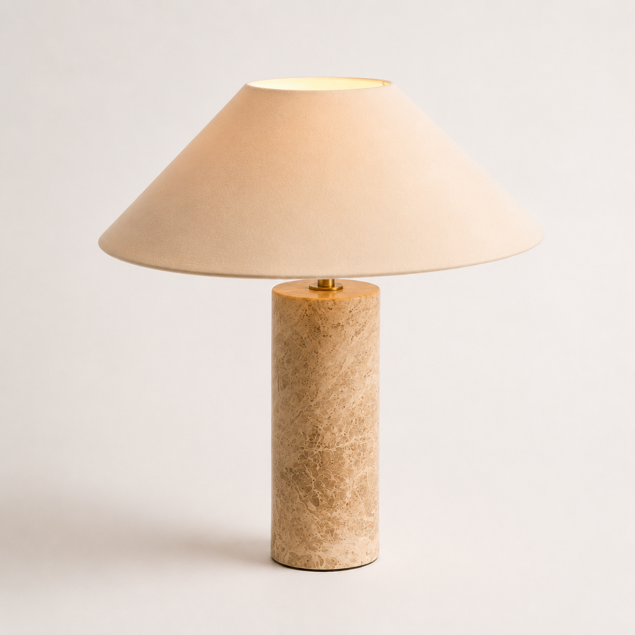 Marmor steinlampe i et hvitt studio.