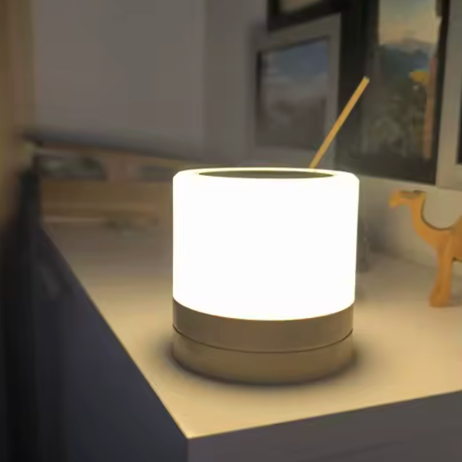 Lampe på et bord. 