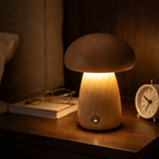Sopp lampe i tre på nattbord
