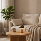 En fin enkel lampe på et enkelt bord i en stue. 