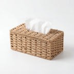 Tørkepapirholder med papir inni i en fin rattan farge i et hvitt studio.