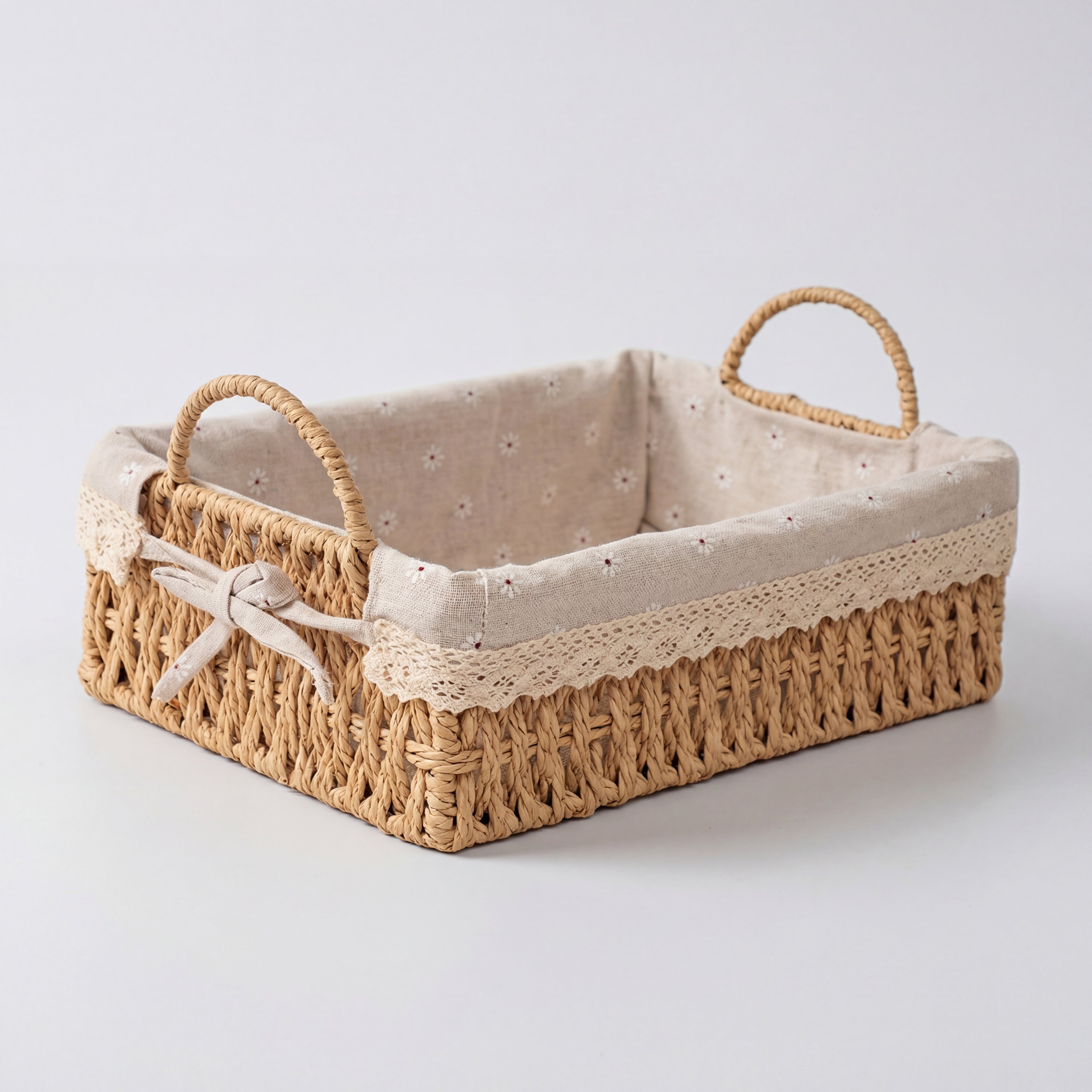 Fin liten basket i jute i et hvitt studio,