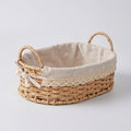 Fin liten basket i jute i et hvitt studio,