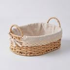 Fin liten basket i jute i et hvitt studio,