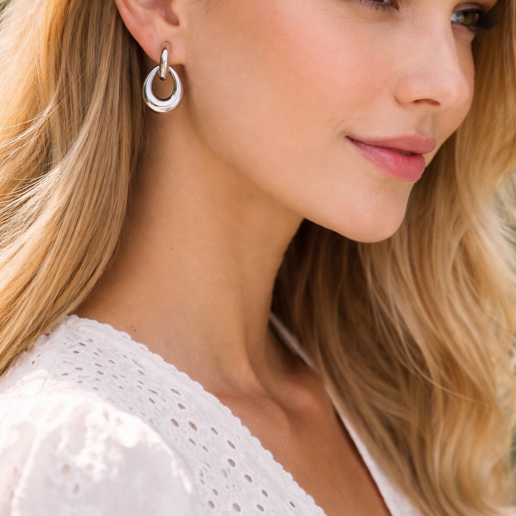 Modell med fine dobbel hoops i sølv.