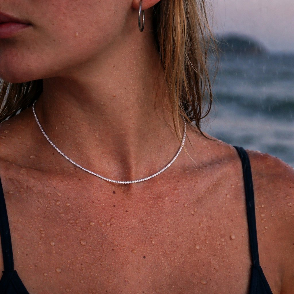 Sterling Silver Kjede på modell ved havet.