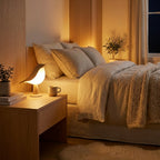 Fuglelampe på nattbord med steminingsfylt lys