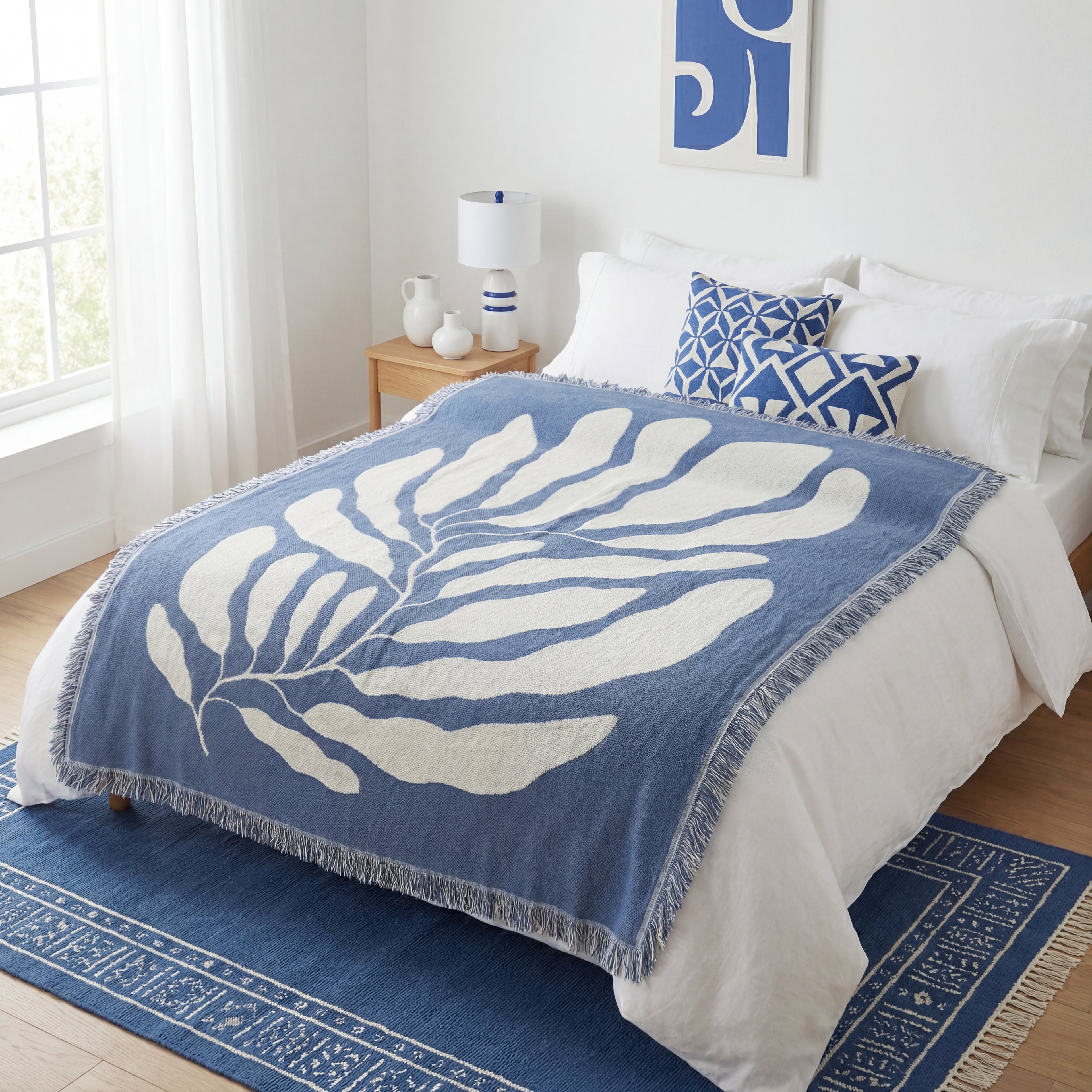 Stort og fint maritimt teppe på en fin seng. 