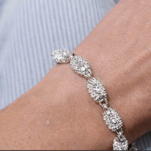 Detaljer på sølv armbånd.