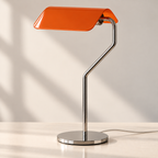 Skrivebordslampe med flat glasskjerm og bøyd arm