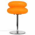 Fin orange lampe i hvit studio. 