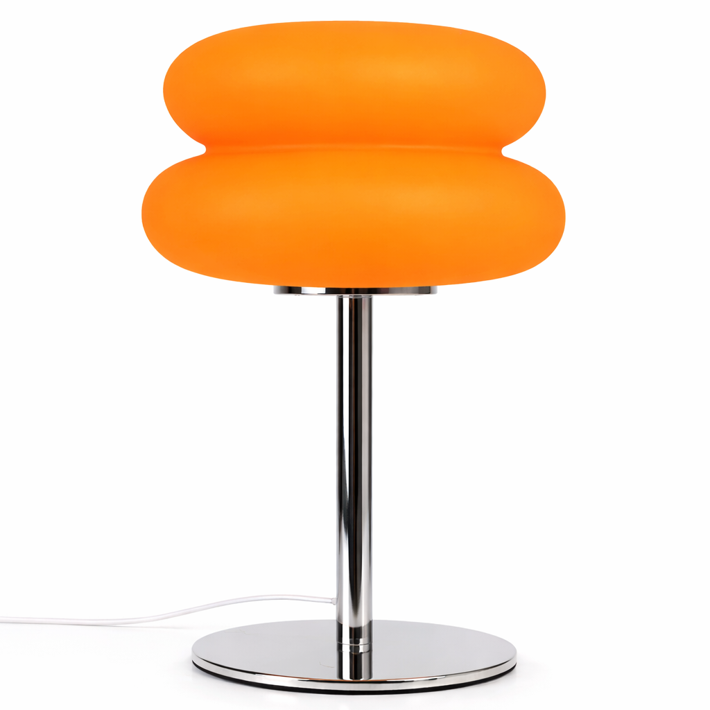 Fin orange lampe i hvit studio. 