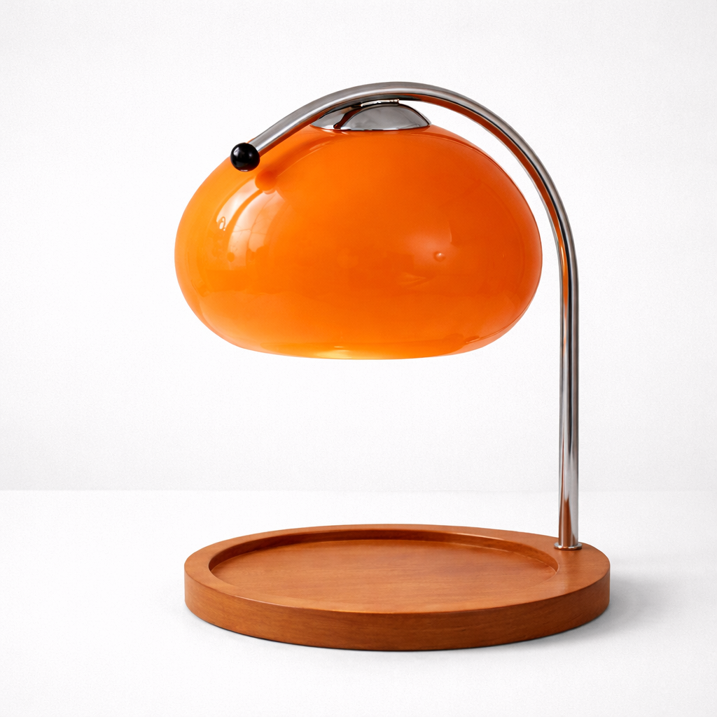 Oransje lampe i et lys grått studio
