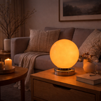 Oransje lampe som lyser opp rommet i en stue. 