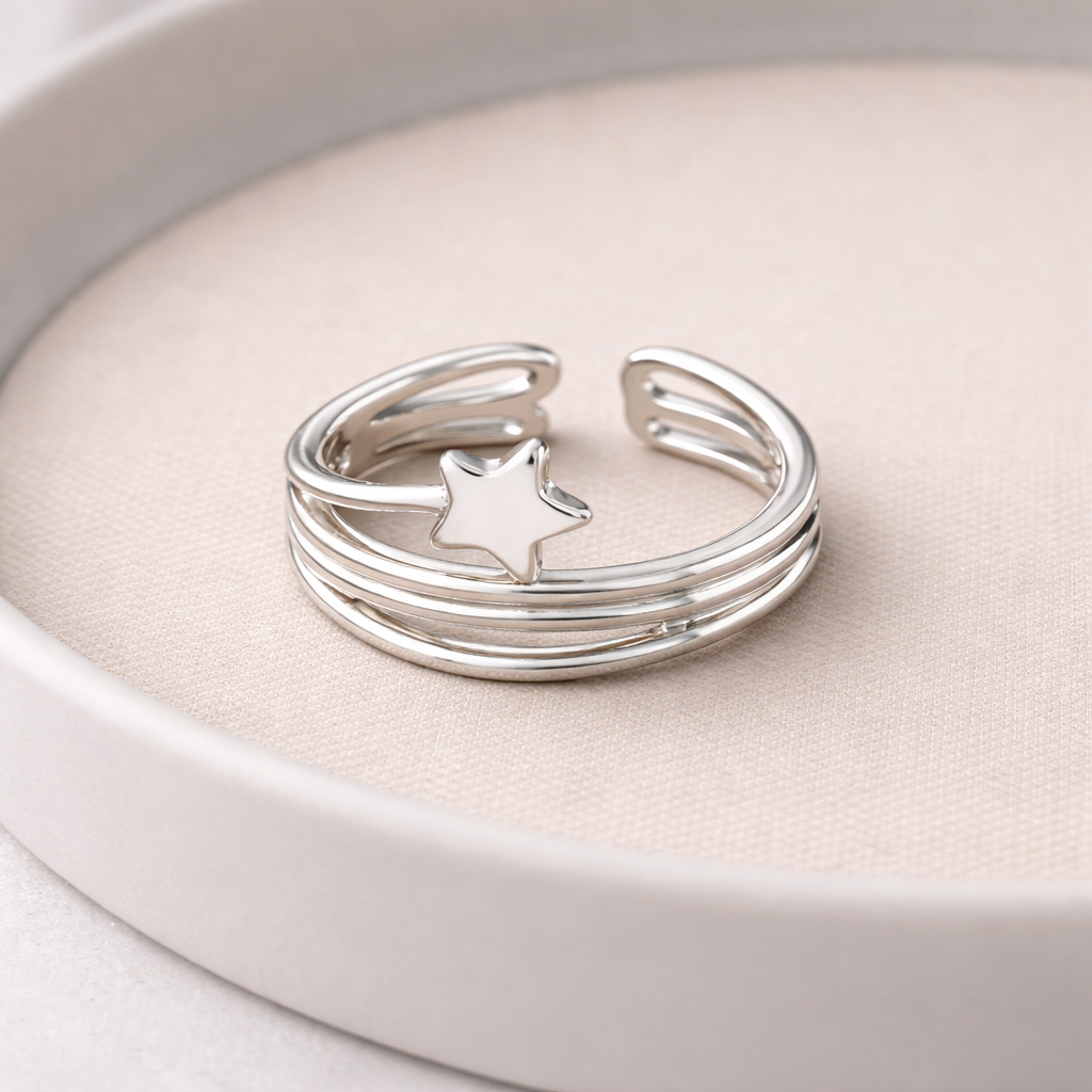 Sterling sølv ring på et fint tray i et studio.