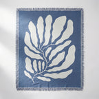 Sort fint maritimt teppe med kult blått design i studio.