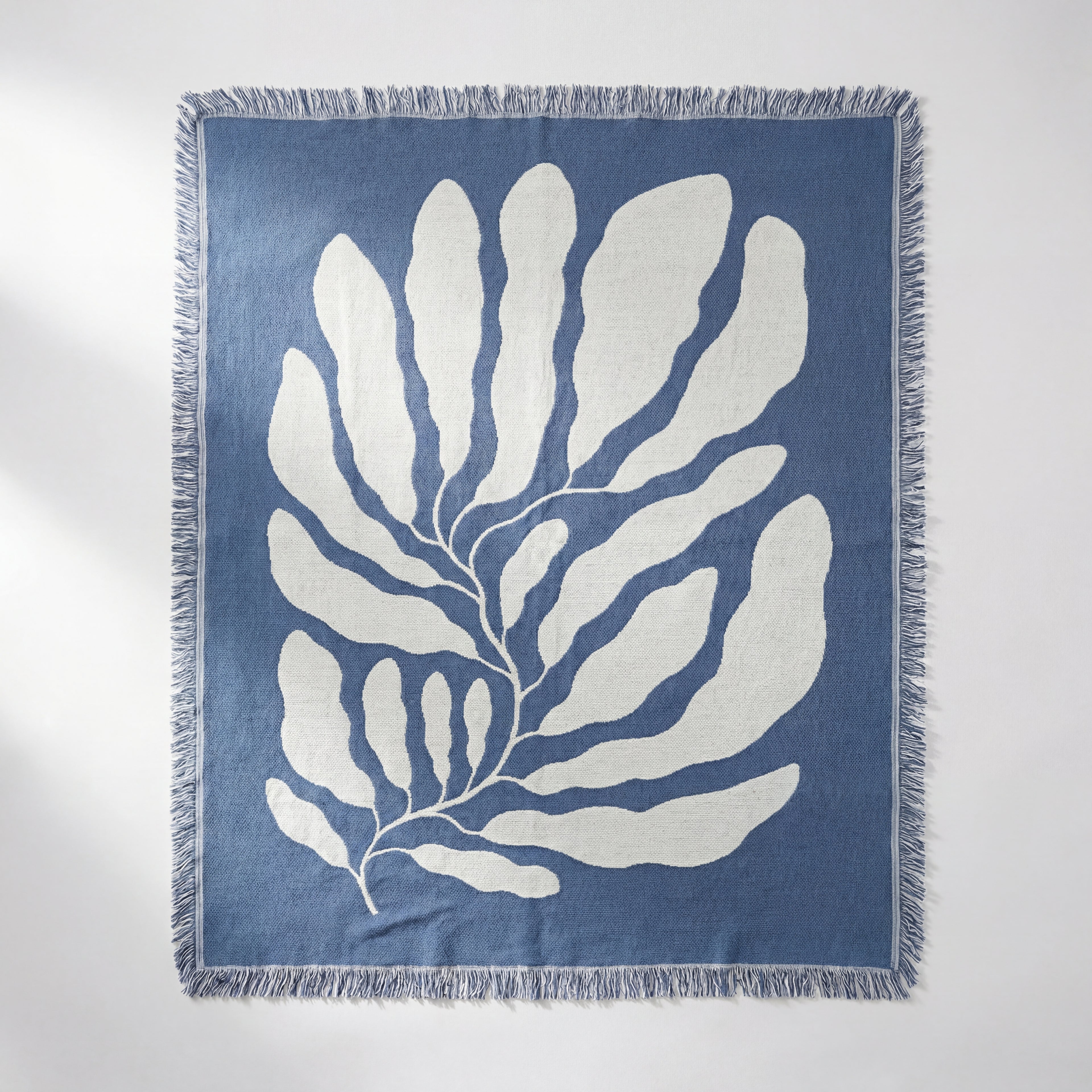 Sort fint maritimt teppe med kult blått design i studio.