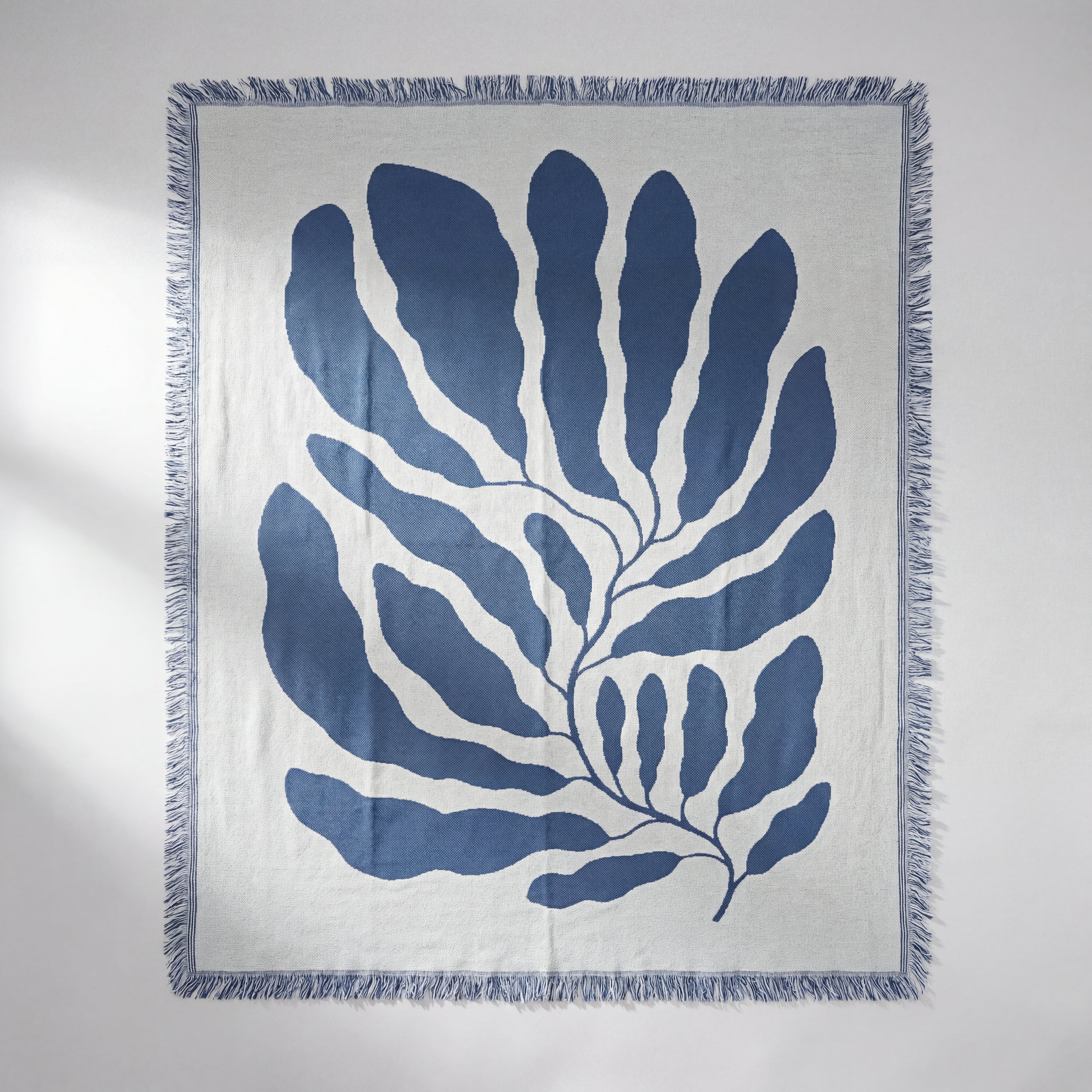 Fint stort teppe i et hvitt studio. 