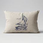 Fin hvit og blå maritim pute i et hvitt studio.