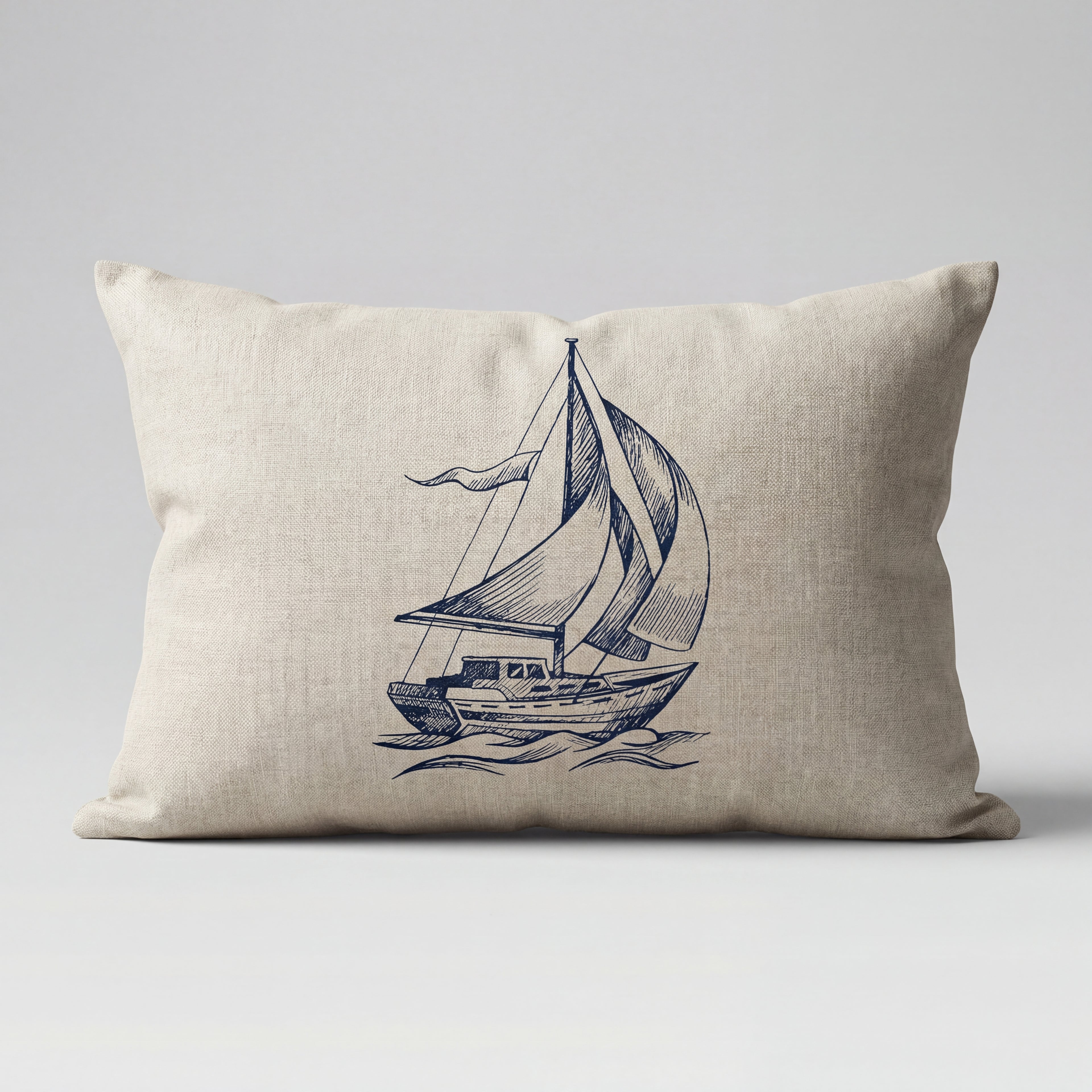 Fin hvit og blå maritim pute i et hvitt studio.