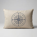 Fin hvit og blå maritim pute i et hvitt studio.