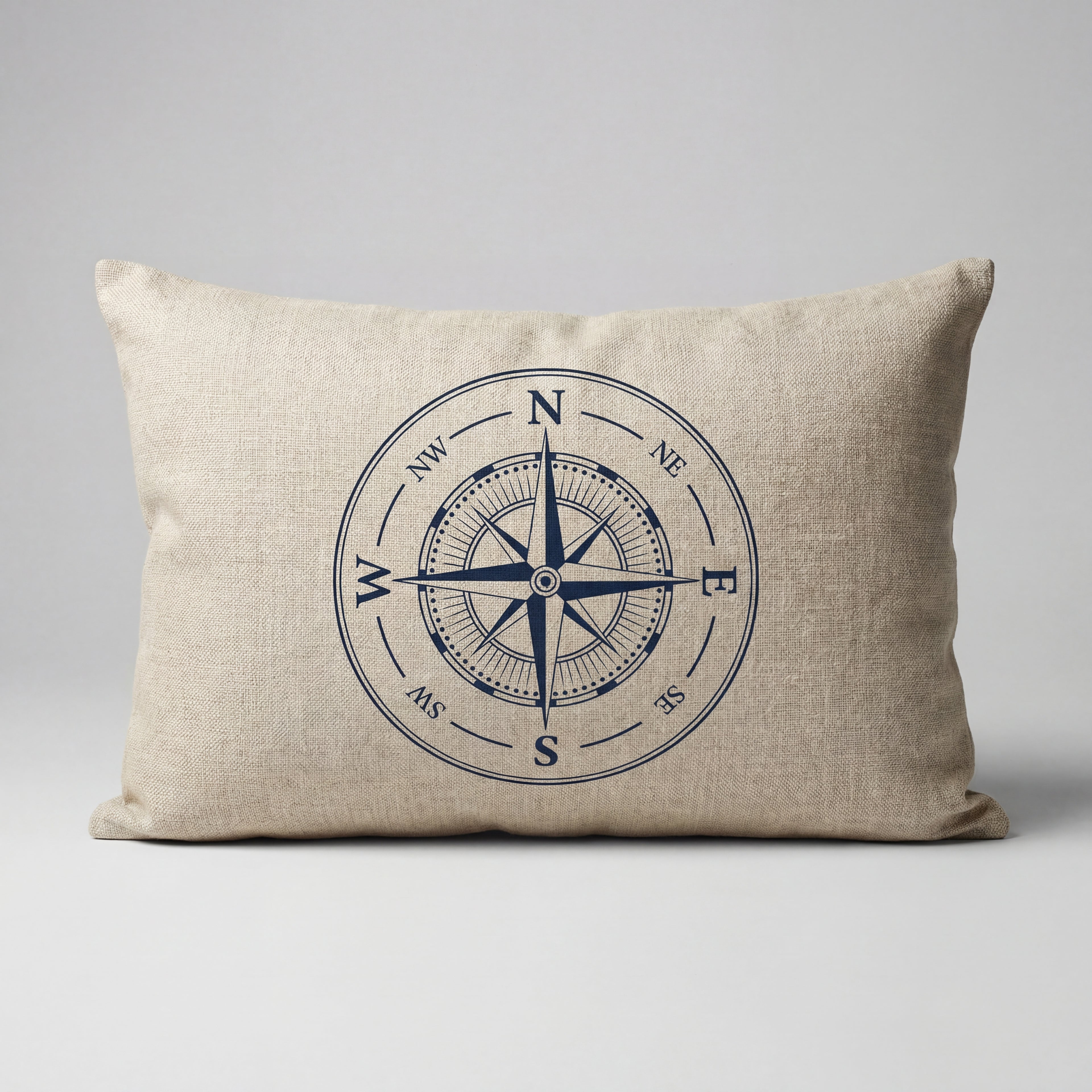 Fin hvit og blå maritim pute i et hvitt studio.