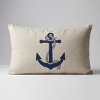 Fin hvit og blå maritim pute i et hvitt studio.