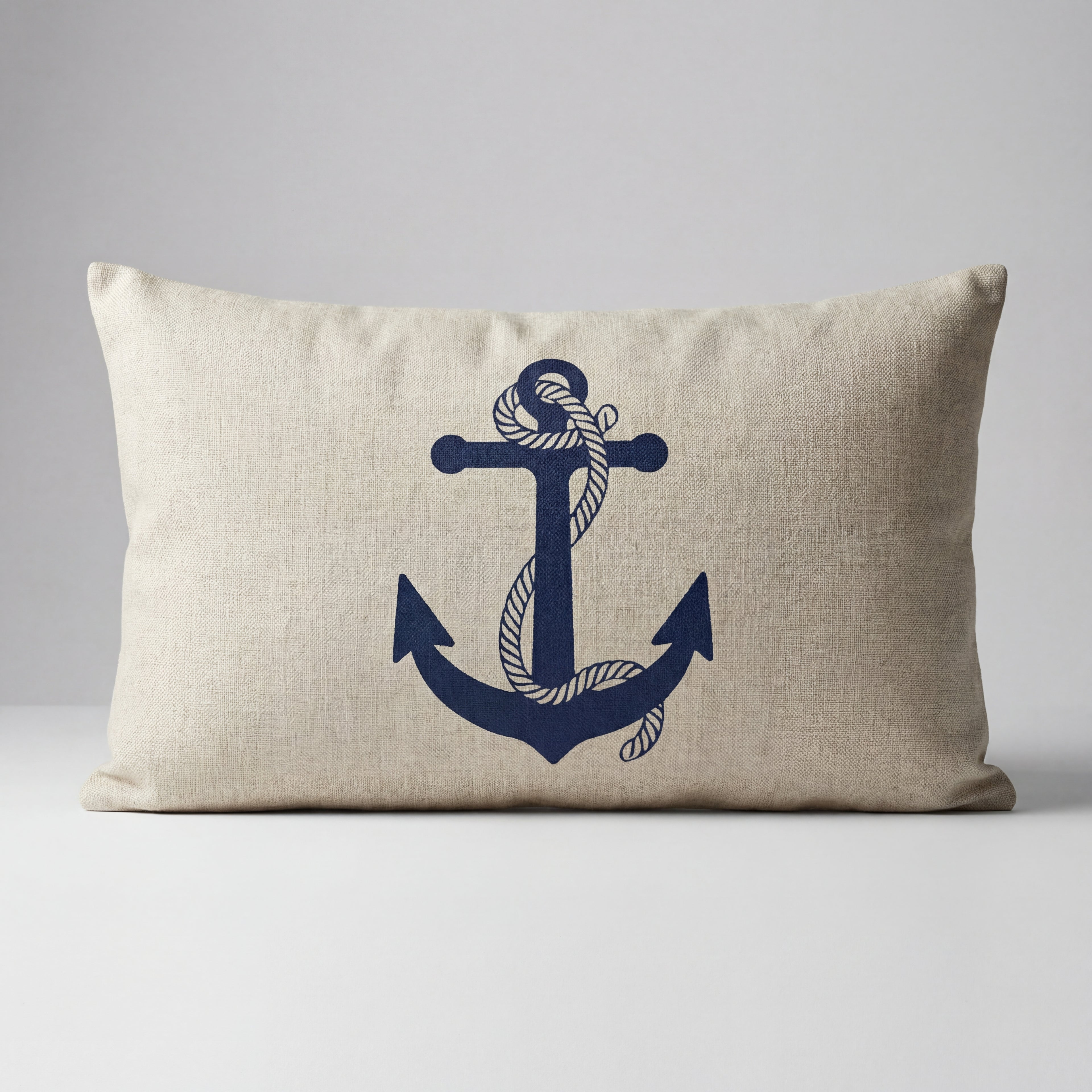Fin hvit og blå maritim pute i et hvitt studio.