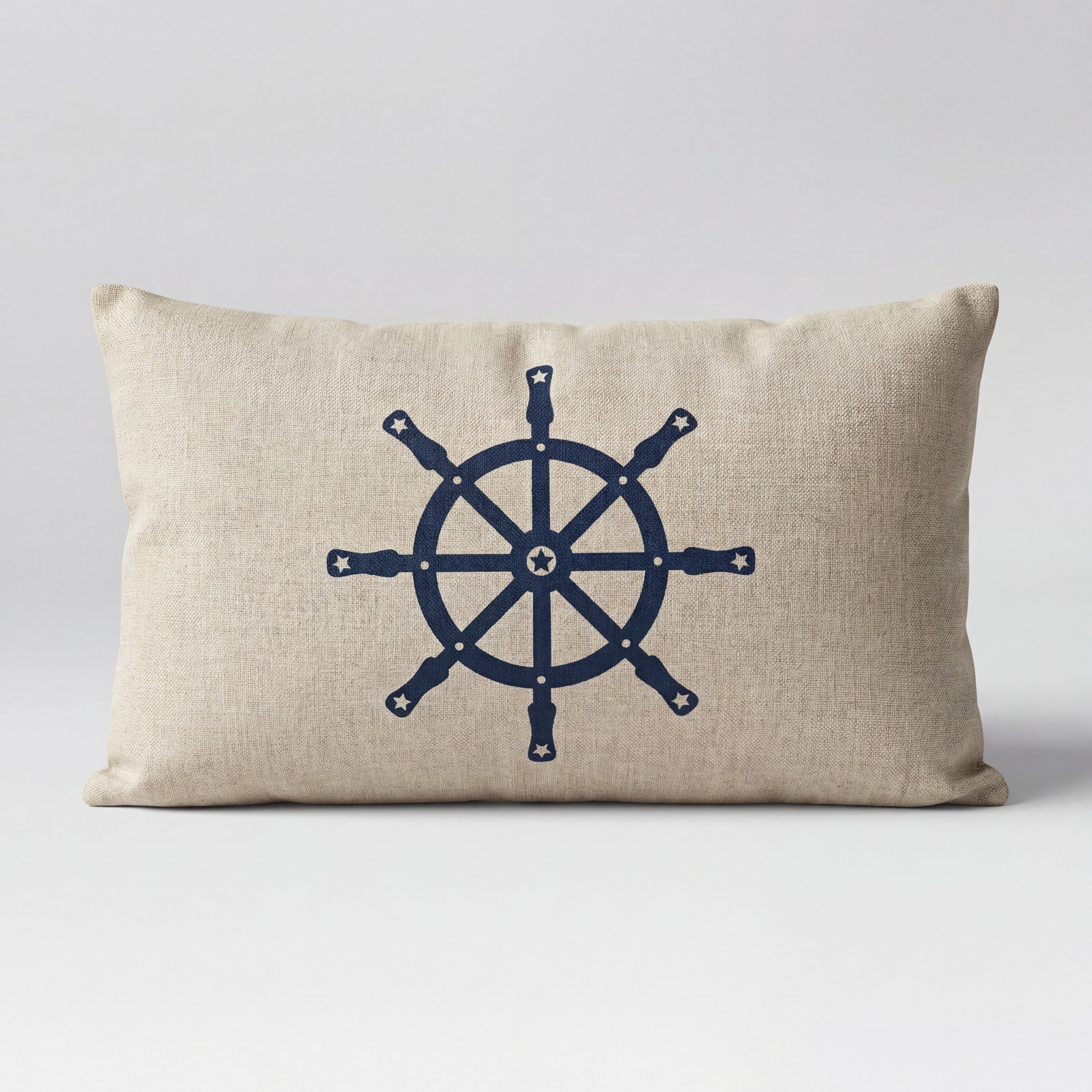 Fin hvit og blå maritim pute i et hvitt studio.