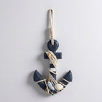 En fin liten båtanker figur i et hvitt studio.