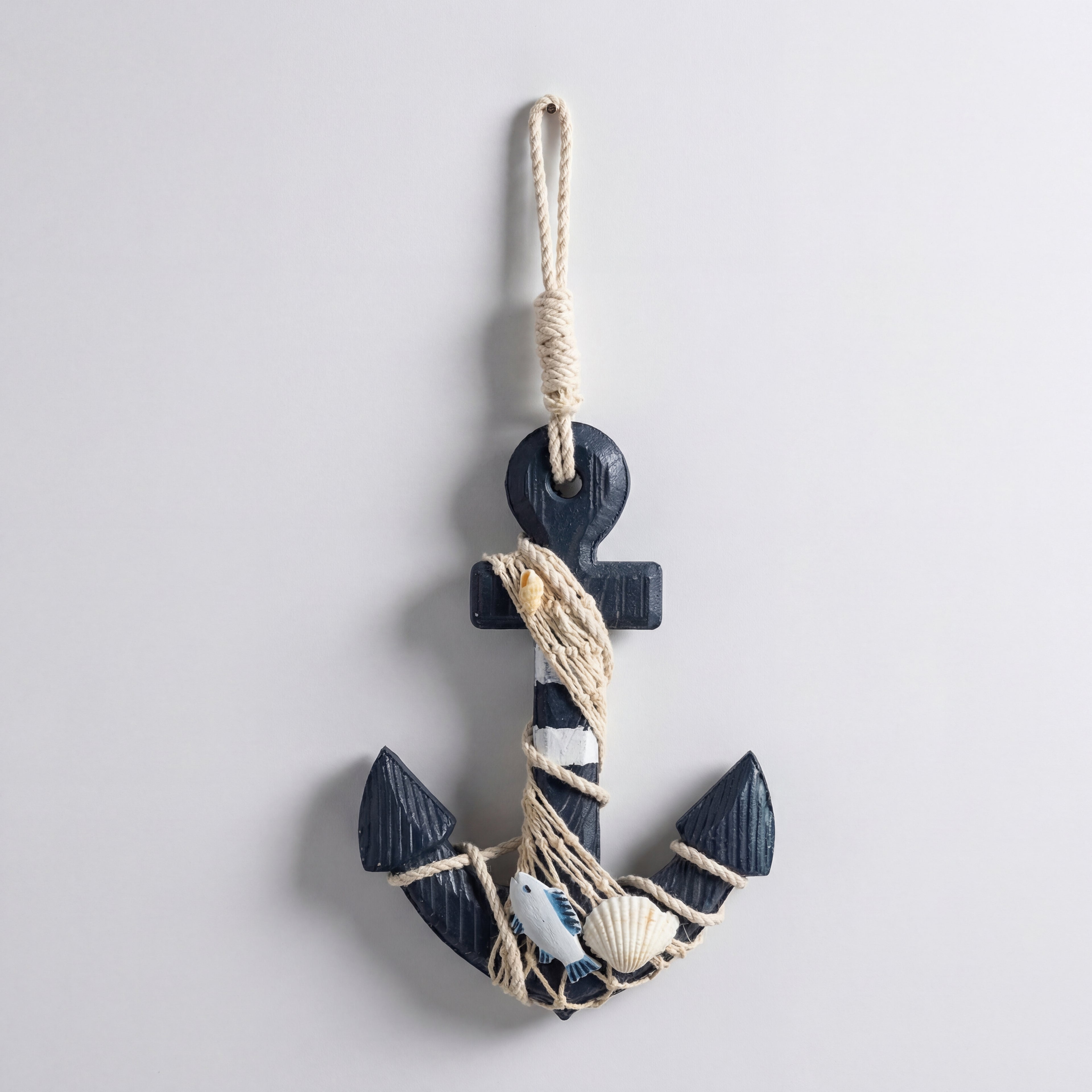 En fin liten båtanker figur i et hvitt studio.