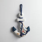 En fin liten båtanker figur i et hvitt studio.