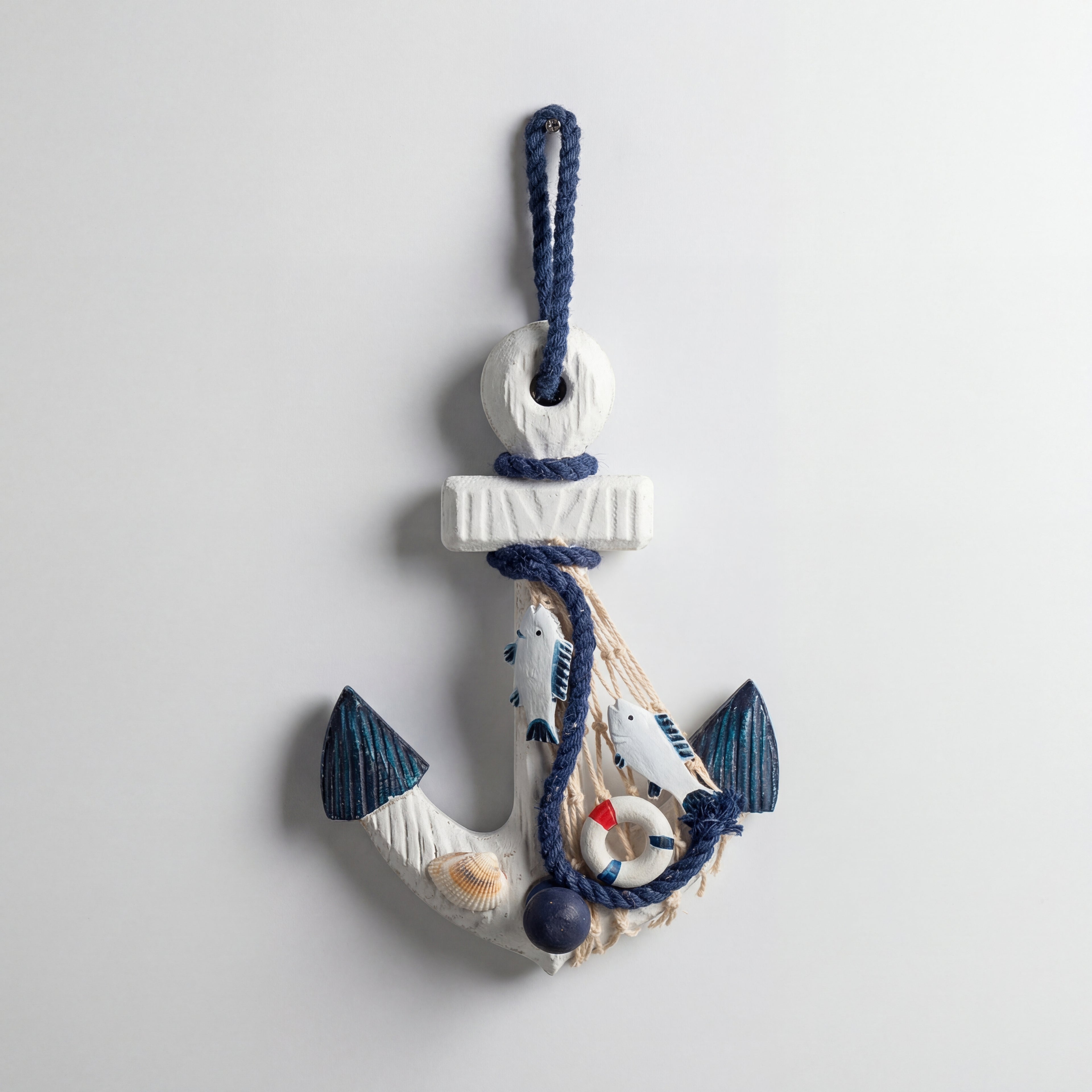 En fin liten båtanker figur i et hvitt studio.