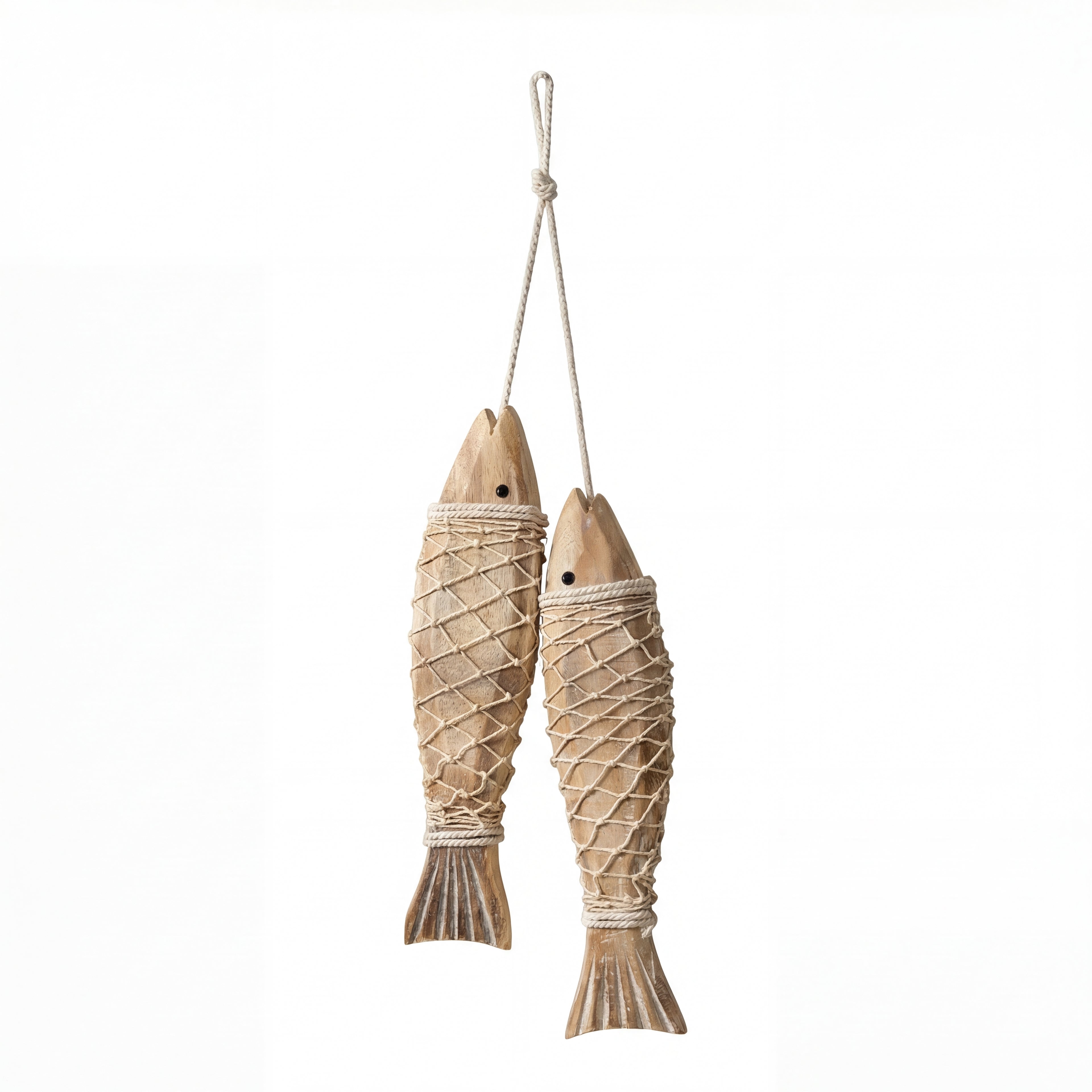 Hengende fikse figurer i et hvitt studio.