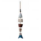 Hengende fikse figur i et hvitt studio.