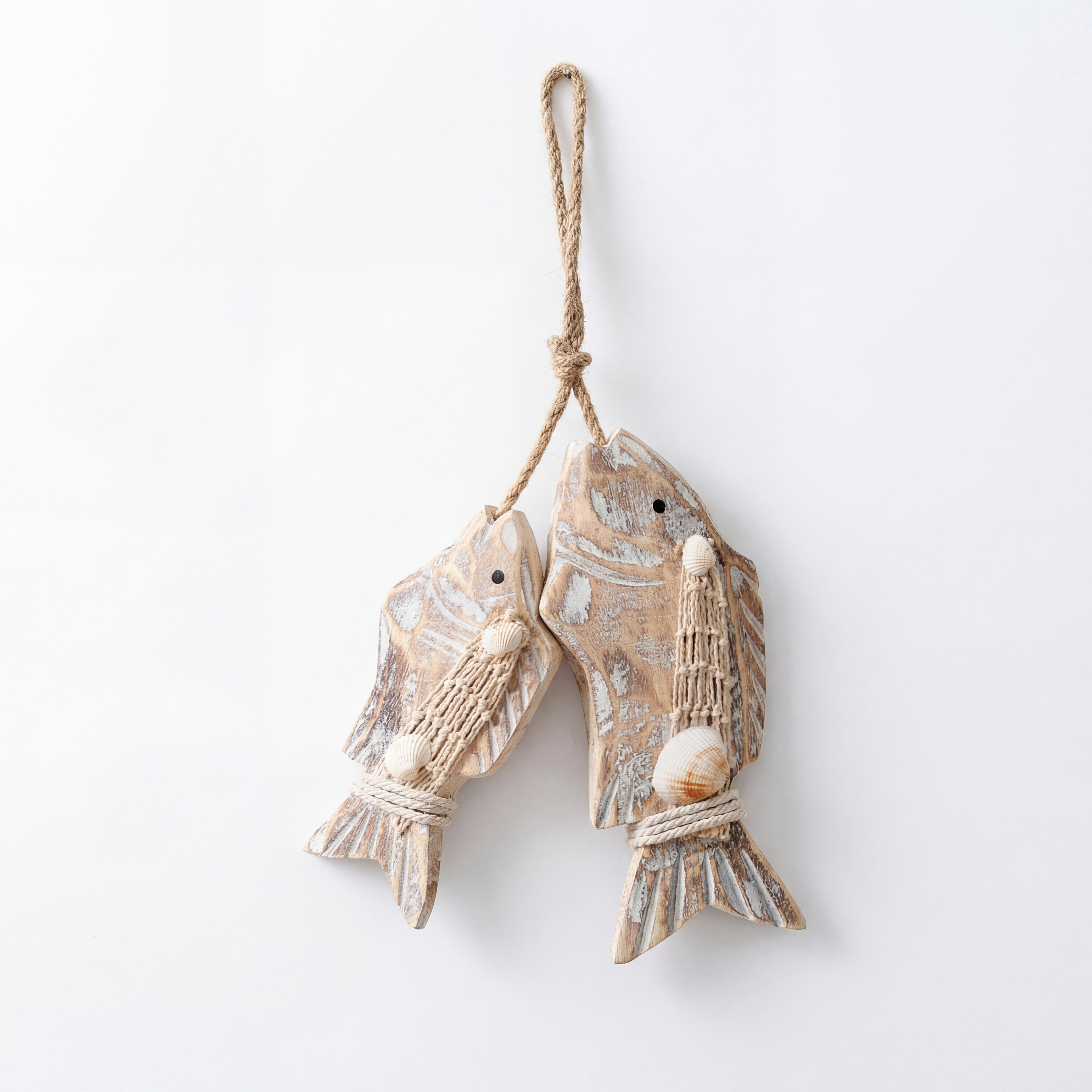 Hengende fiske figur i et hvitt studio.