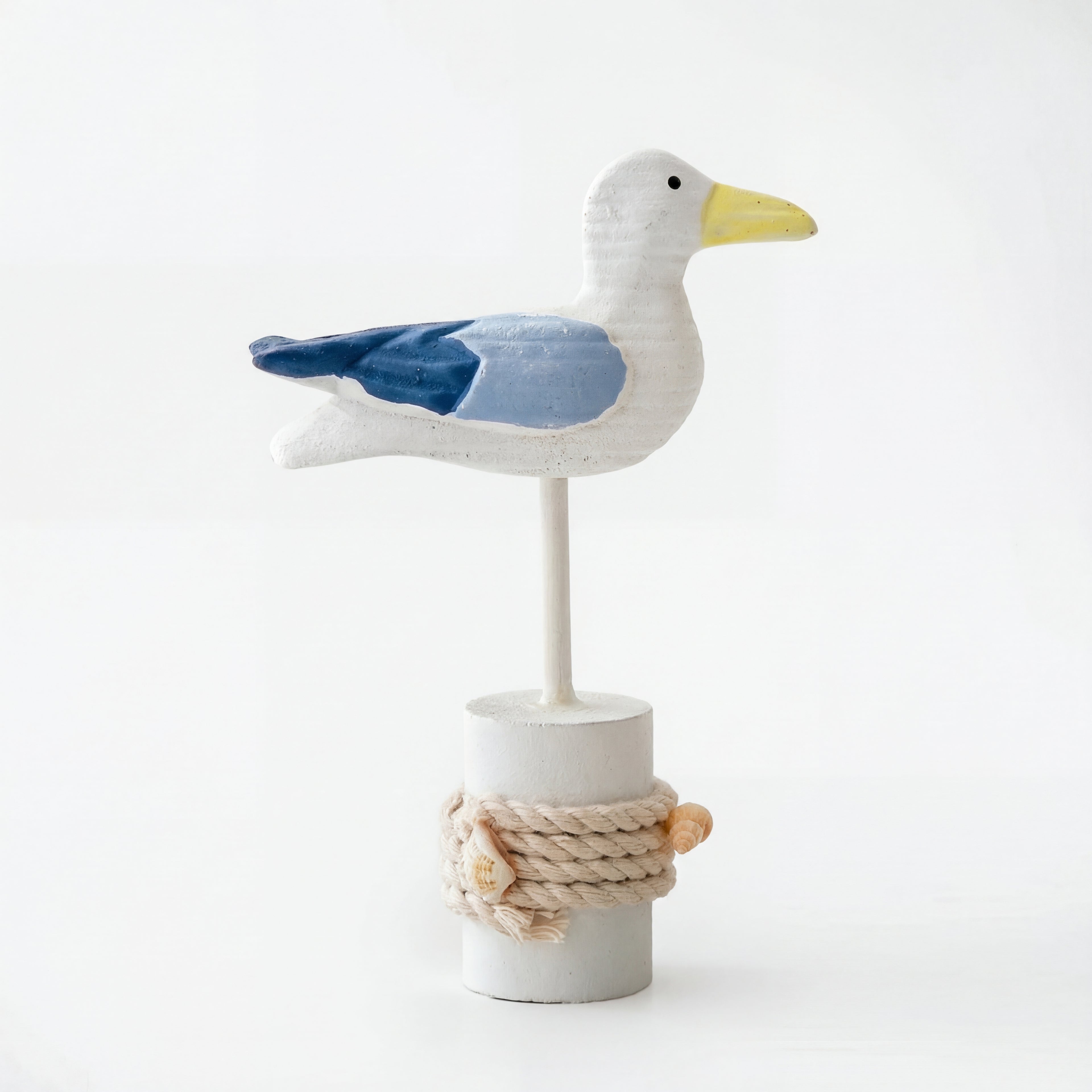 Liten fugle statue fin til sommeren i et hvitt studio.