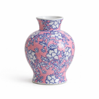 Rosa og blå vase i antikk tatt i et hvitt studio. 