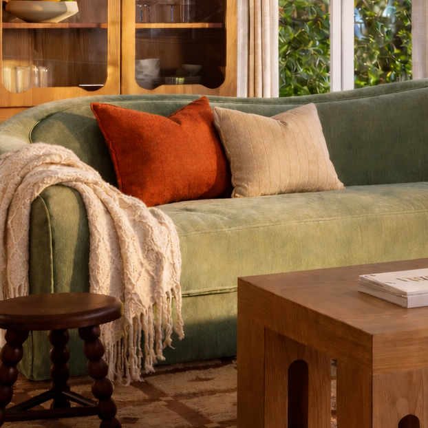 En hyggelig stue med puter og pledd 