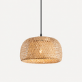 Rattan lampe i bamboo håndlaget i et hvitt studio.